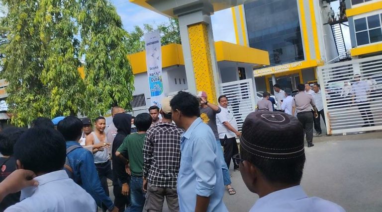 Aksi unjuk rasa Aspirasi Pelajar dan Mahasiswa depan kantor balai pompengan je'neberang